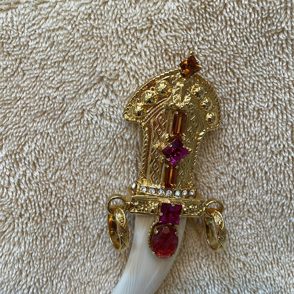 GIANFRANCO FERRE — GOLD AND GEM BROOCH - Picture 12 of 16